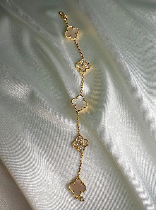 צמיד תלתן - לבן פנינה משובץ - זהב 18 קראט